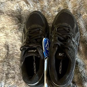 New ASICS GT-1000 Women’s Gel black running shoes. US size 6.